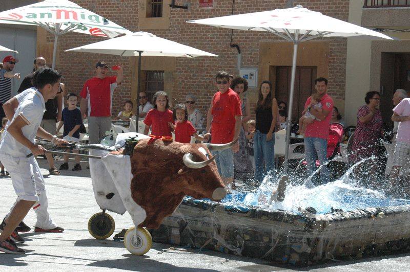 Ofrenda floral a la Virgen de la Esperanza, toros infantiles y paella en Gomecello