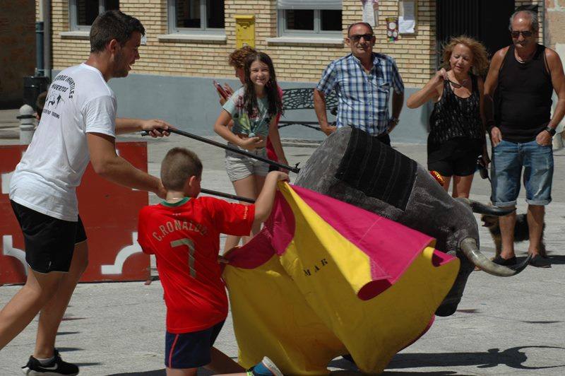 Ofrenda floral a la Virgen de la Esperanza, toros infantiles y paella en Gomecello