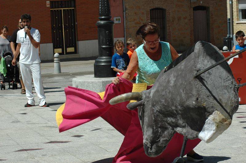 Ofrenda floral a la Virgen de la Esperanza, toros infantiles y paella en Gomecello