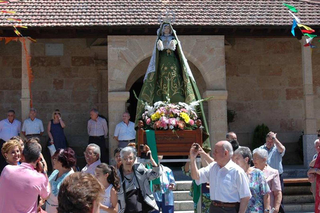 Procesión en honor a la Virgen de la Esperanza en las fiestas de Gomecello