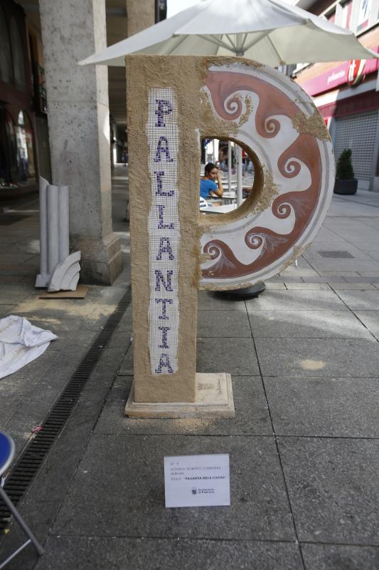 Doce grandes esculturas con forma de P recorren en la Calle Mayor de Palencia