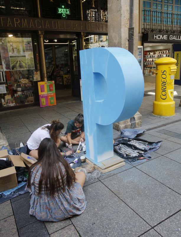 Doce grandes esculturas con forma de P recorren en la Calle Mayor de Palencia