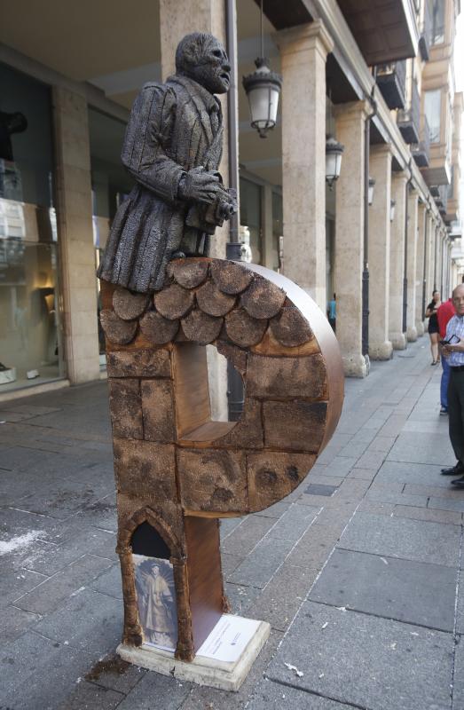 Doce grandes esculturas con forma de P recorren en la Calle Mayor de Palencia