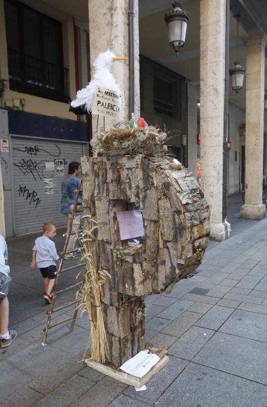 Doce grandes esculturas con forma de P recorren en la Calle Mayor de Palencia