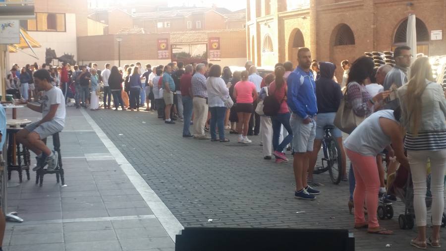 Cola en la venta de entradas para la Feria de Nuestra Señora de San Lorenzo 2016