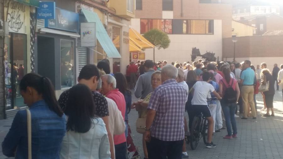 Cola en la venta de entradas para la Feria de Nuestra Señora de San Lorenzo 2016