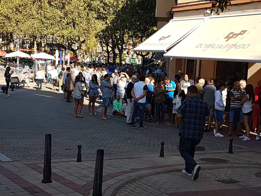 Cola en la venta de entradas para la Feria de Nuestra Señora de San Lorenzo 2016