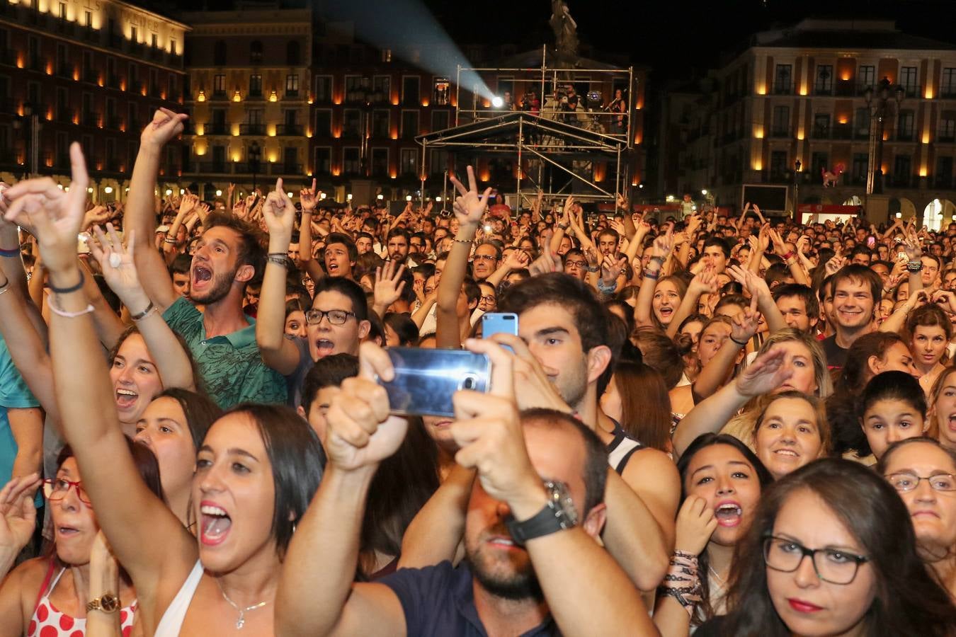 Treinta mil personas corean &#039;Love me again&#039; junto a John Newman en la Plaza Mayor de Valladolid