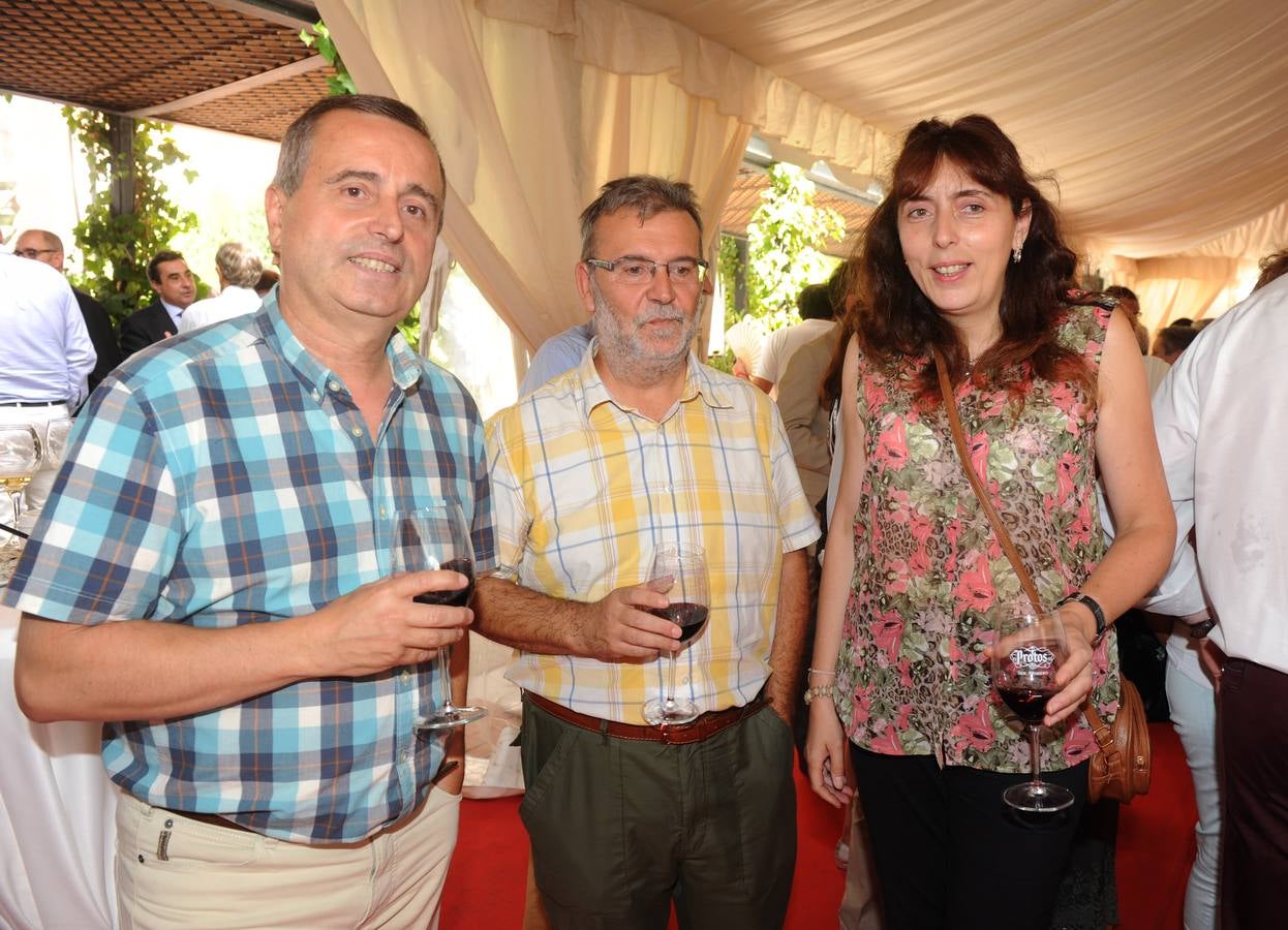 El periodista Jorge Moreno, de El Norte, con los taxistas de Avatar Alejandro Parra y Mercedes Castrillo.