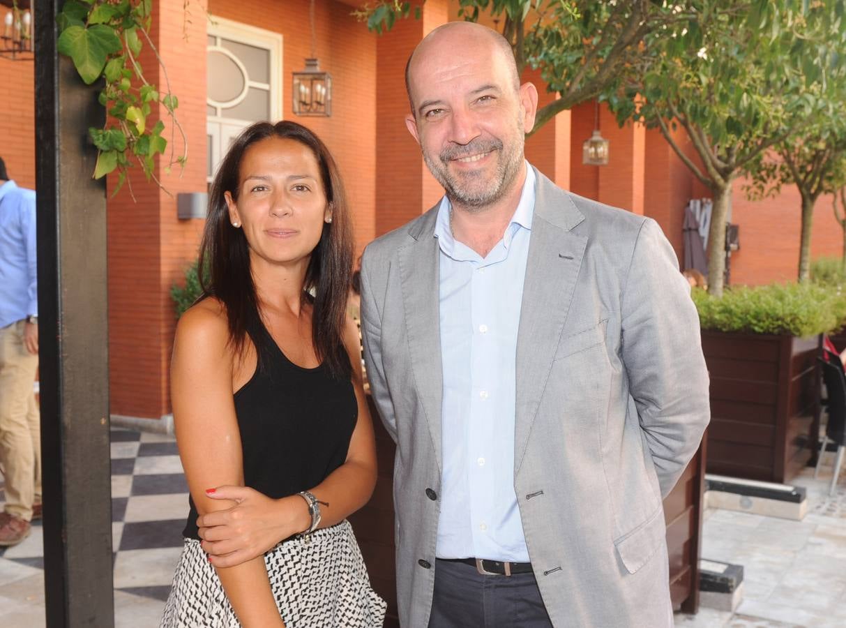 Sara Vela, comercial del Meliá Recoletos, y Carlos Muñoz, director del hotel.