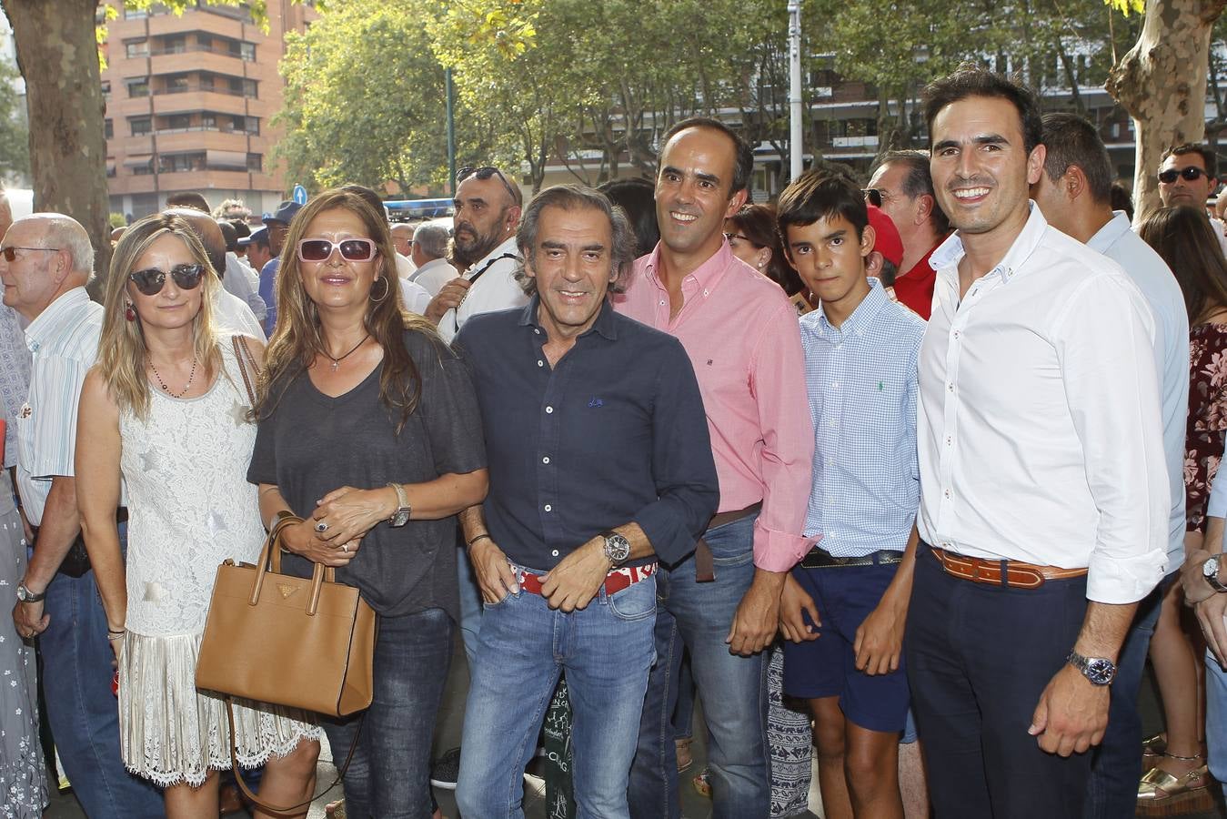 Ada Liébana, Carlota Treceño, Javier Luquero, Gonzalo Merino y su hijo Nicolás, posan en la cola con Guzmán Gómez, alcalde de Nava del Rey y diputado provincial.