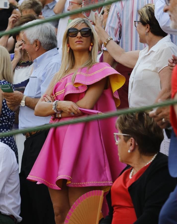 La palentina Laura Fernández, vestida con un capote.