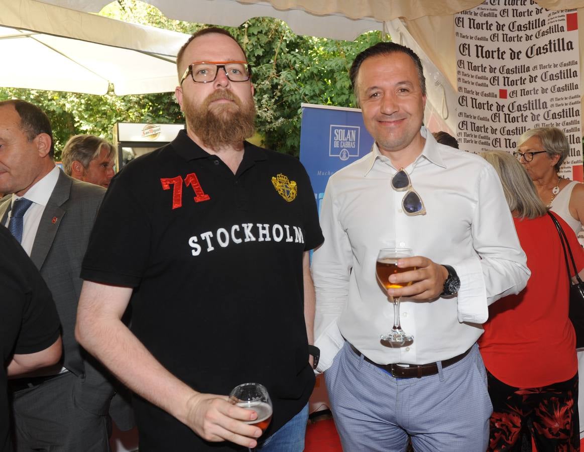 El abogado Francisco Suárez con Alberto Vara, de Vallerés, compartieron charla y aperitivo.