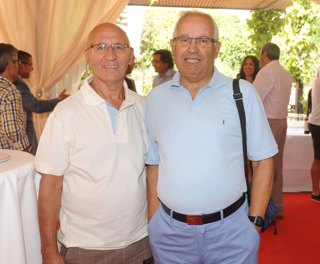 El profesor de Literatura Lorenzo Herrero y el escritor José González Torices.