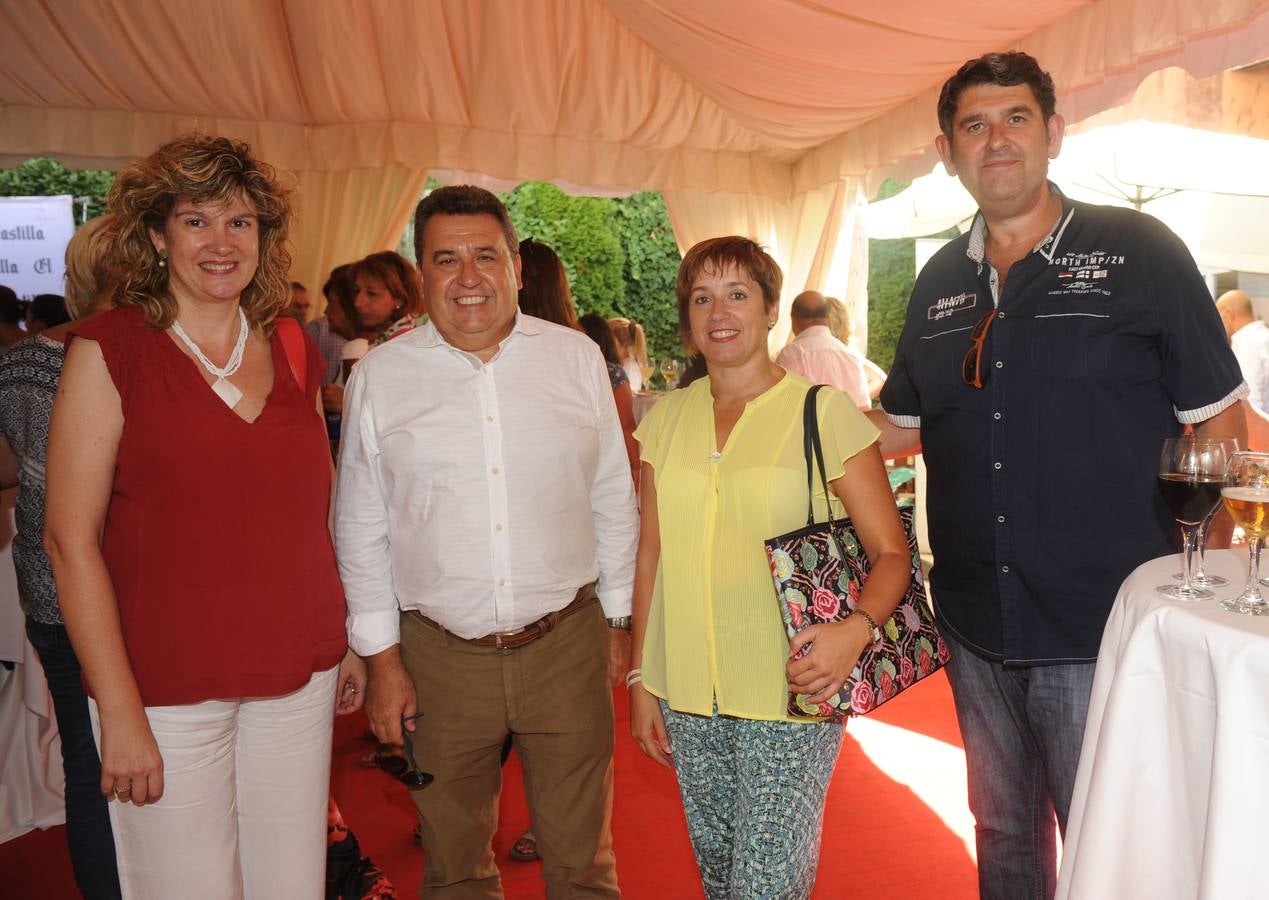 Isabel Mansilla, José Manuel Barrio (alcalde de Arroyo de la Encomienda), Mar Redondo y Jota de la Fuente, corresponsal de El Norte en Arroyo.
