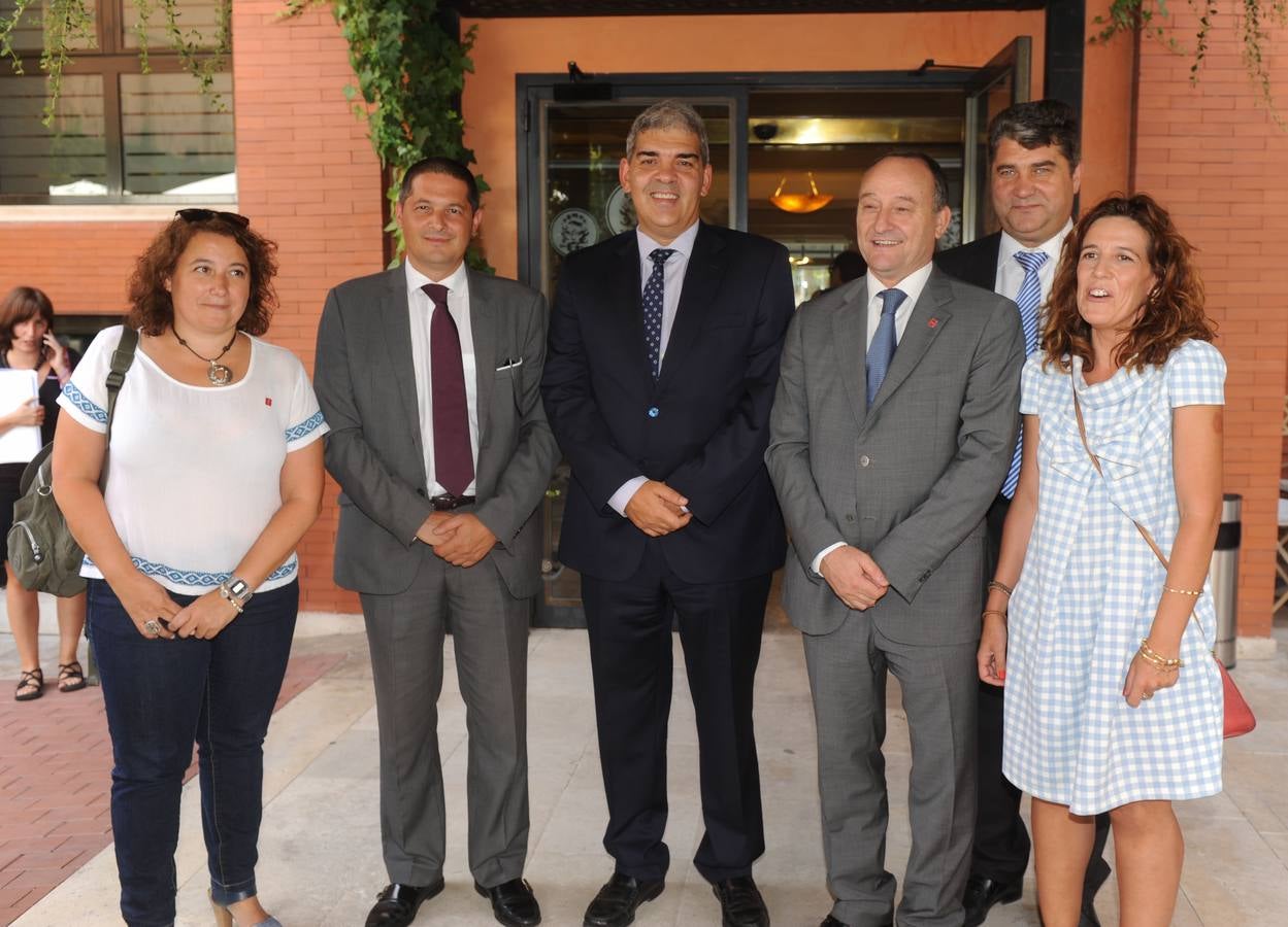 Cristina Pérez, secretaria general de la UVA;Francisco Martínez y Antonio Ferreras (Telefónica); Daniel Miguel, rector de la Universidad de Valladolid;Manuel Fernández, de EAM, y María José Gutiérrez, de Telefónica.