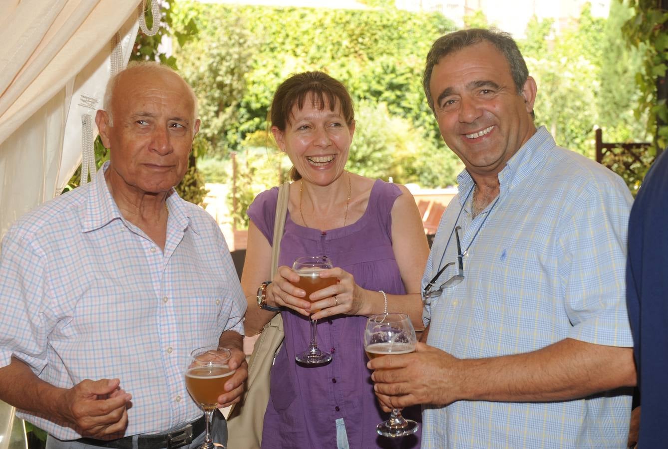 Los profesores Antonio Seisdedos, TeresaCastañeda y Ángel Seisdedos brindaron por las ferias.