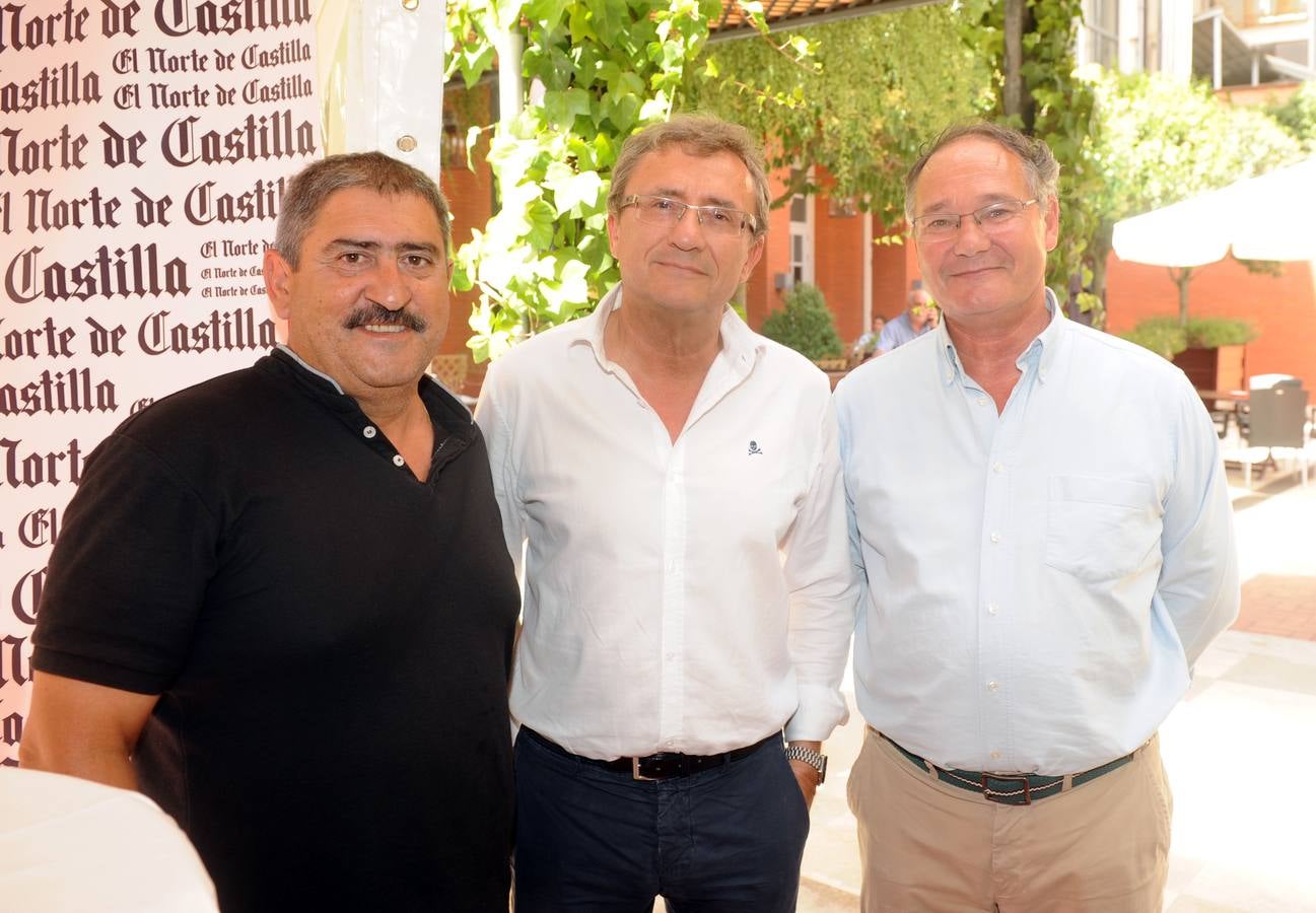 Ramón Gómez, jefe de Fotografía de El Norte, con José Luis Almudí y Antonio Otero, secretario y presidente del Colegio de Médicos.