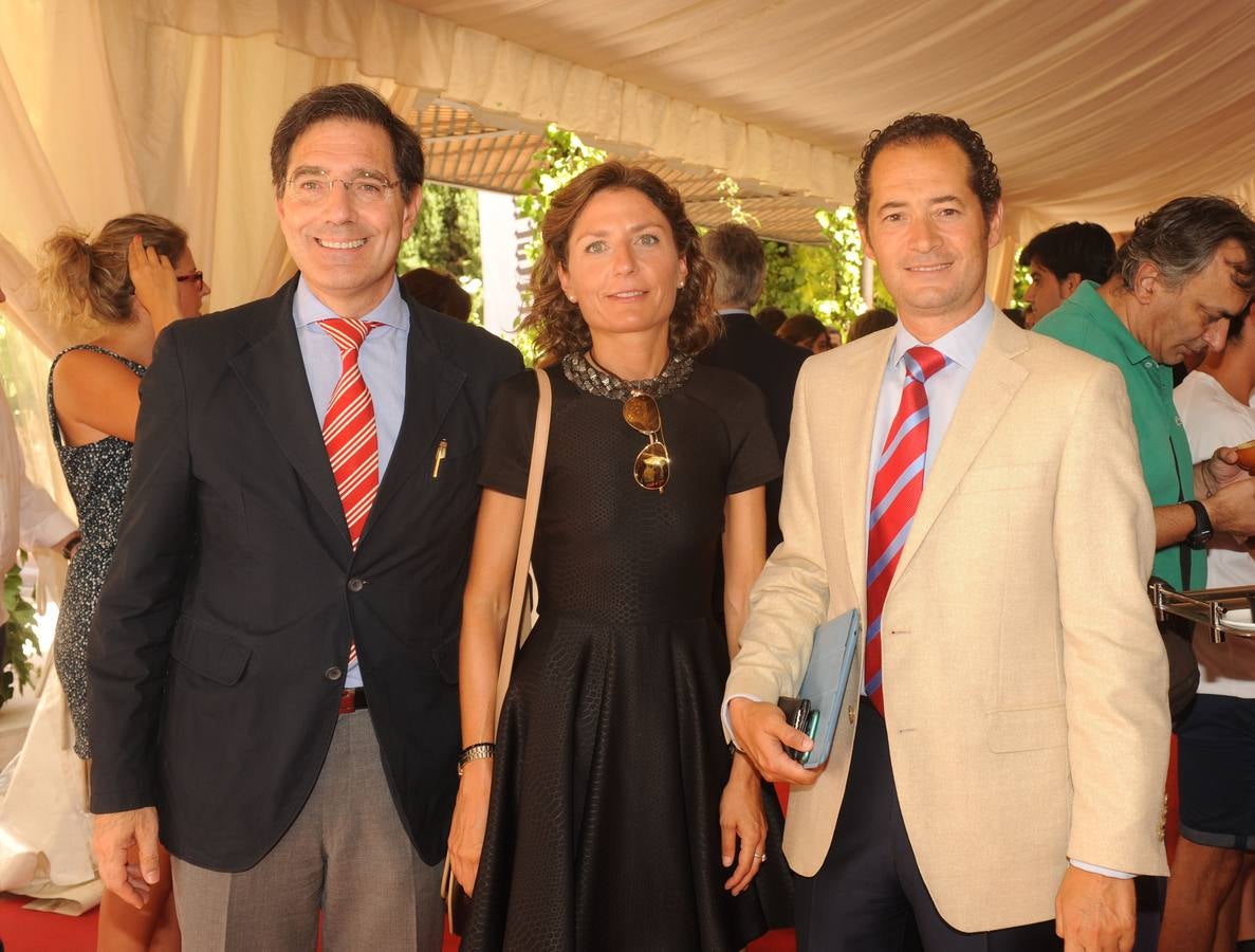 Jesús Enríquez, portavoz del PP en el Ayuntamiento, con los letrados de CHF Abogados Beatriz Tovar y José Fernández