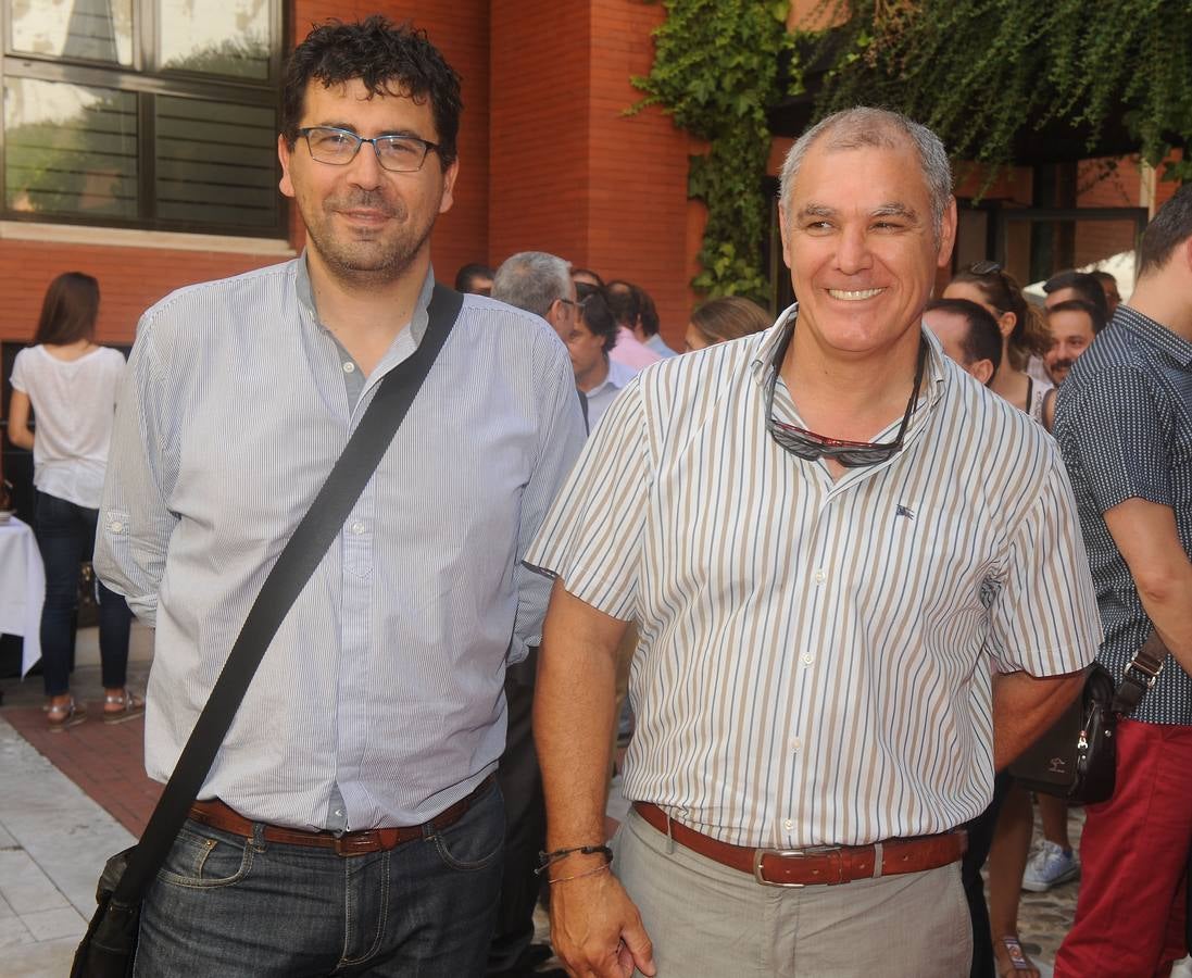 El concejal Alberto Bustos con el expiragüista Narciso Suárez.