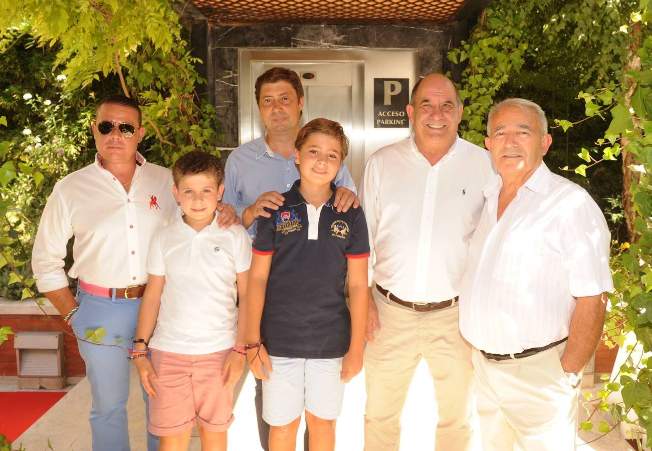 Francisco Galindo (Club Caballista Hermanos Peralta), Pedro Pérez (alcalde de Trigueros), Mariano Suárez (regidor de La Cistérniga) y Fernando Martín con los niños Álvaro y Rodrigo.