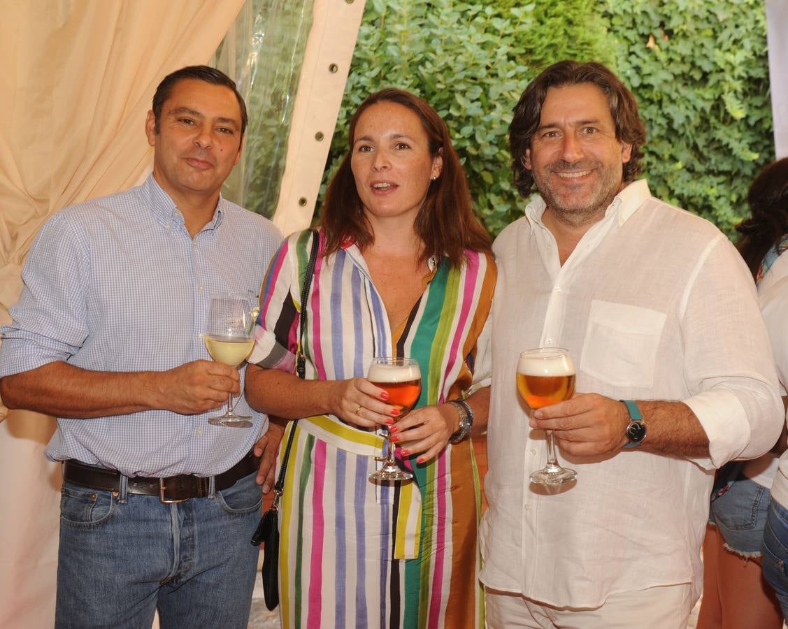 Francisco Pelayo, María Salamanqués (Bodegas Avelino Vegas) y Antonio Gabarrón disfrutaron del aperitivo de El Norte.