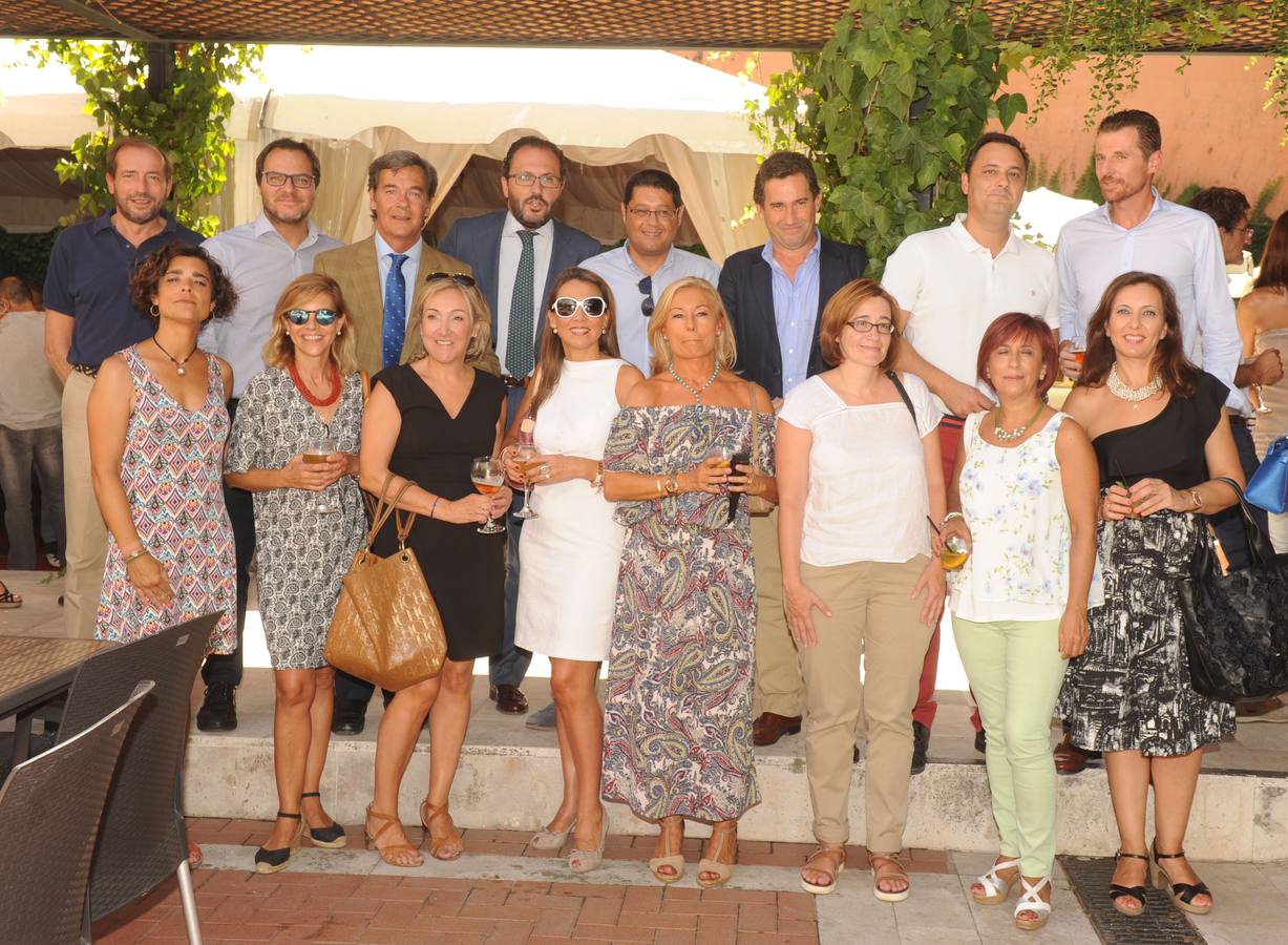 Miembros del Colegio de Abogados. Arriba, Ignacio Pascual, Javier Álvarez, Jaime Díez-Astrain, Javier Garicano, Javier Martín, Jesús Lozano, Jesús Guinea y Javier Fresno. Abajo, Almudena Alonso, Concha Garcimartín, Purificación Palmero, Blanca Montes, Irache Allende, Helena Sánchez-Reyes, Julia Rodríguez y Carolina Arribas.