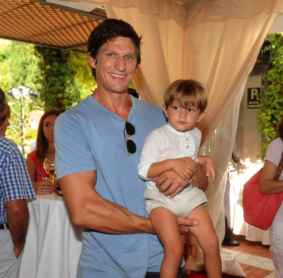 Jesús Ovejero con su hijo, Alonso.