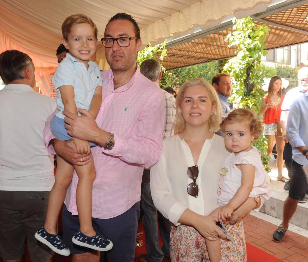 Julio Benavente y Estefanía García, de Frutas Terrados, con los perqueños Pablo y Valentina.