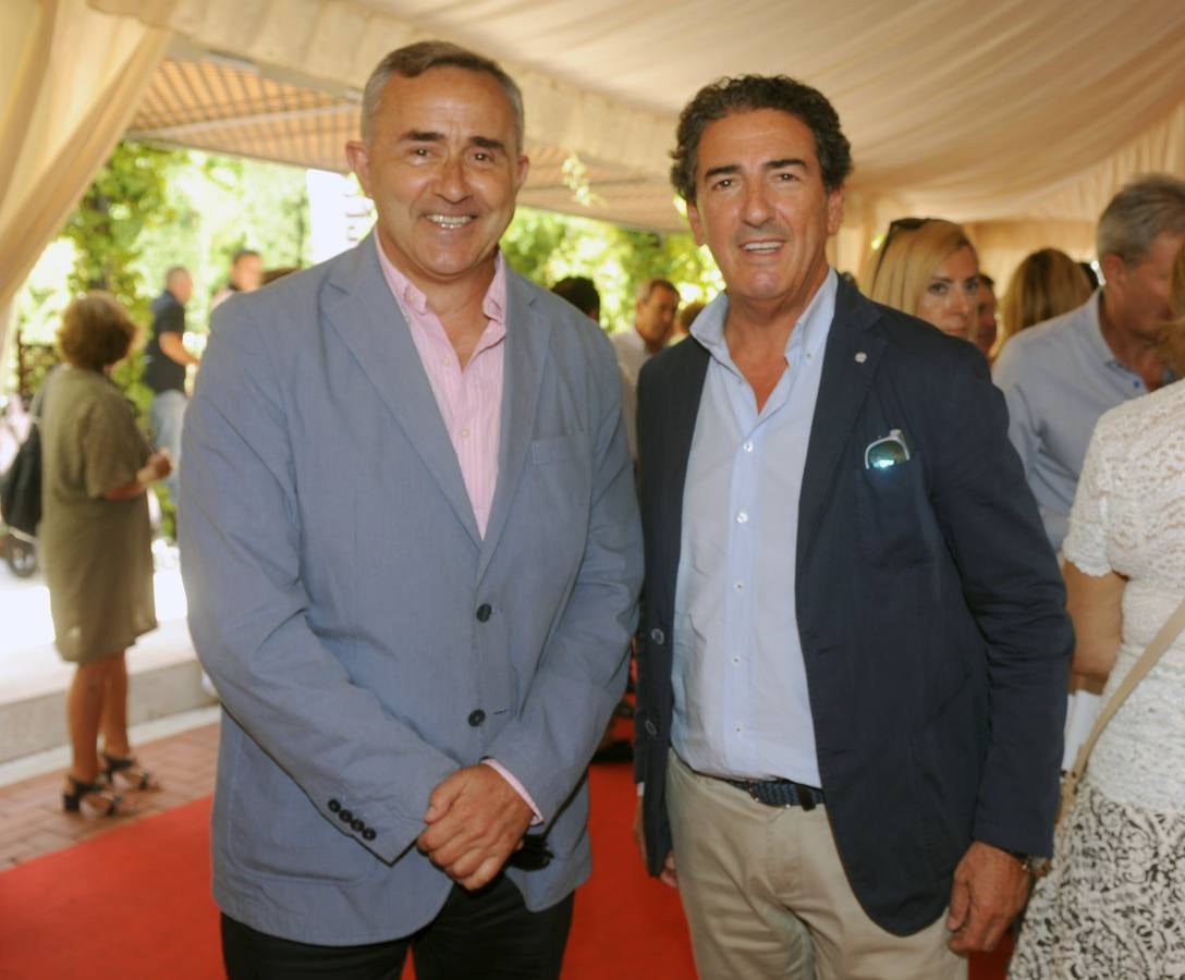 El periodista José Luis Guerrero y Miguel Ángel Ortiz de Valdivelso, director gerente del Hospital de Burgos.