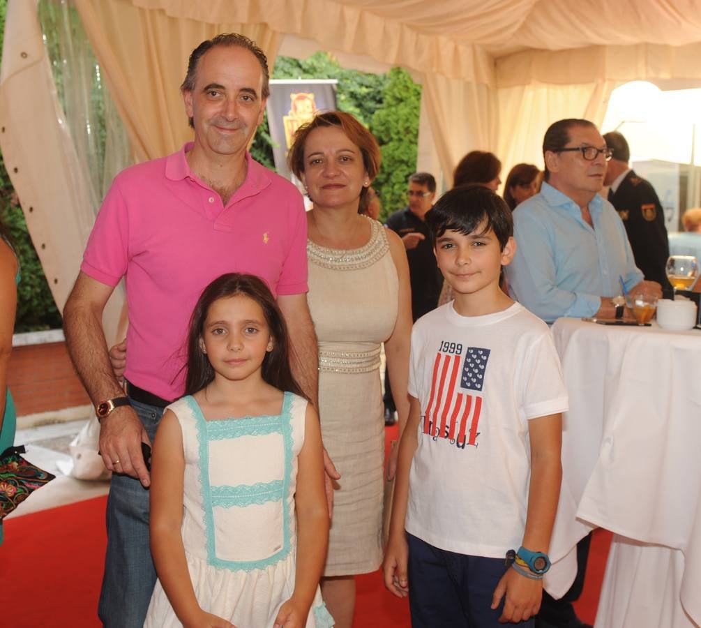 Eliecer Casado (Cafetería Oxford) y Ana Ruiz con sus hijos, Lucía y Alejandro.