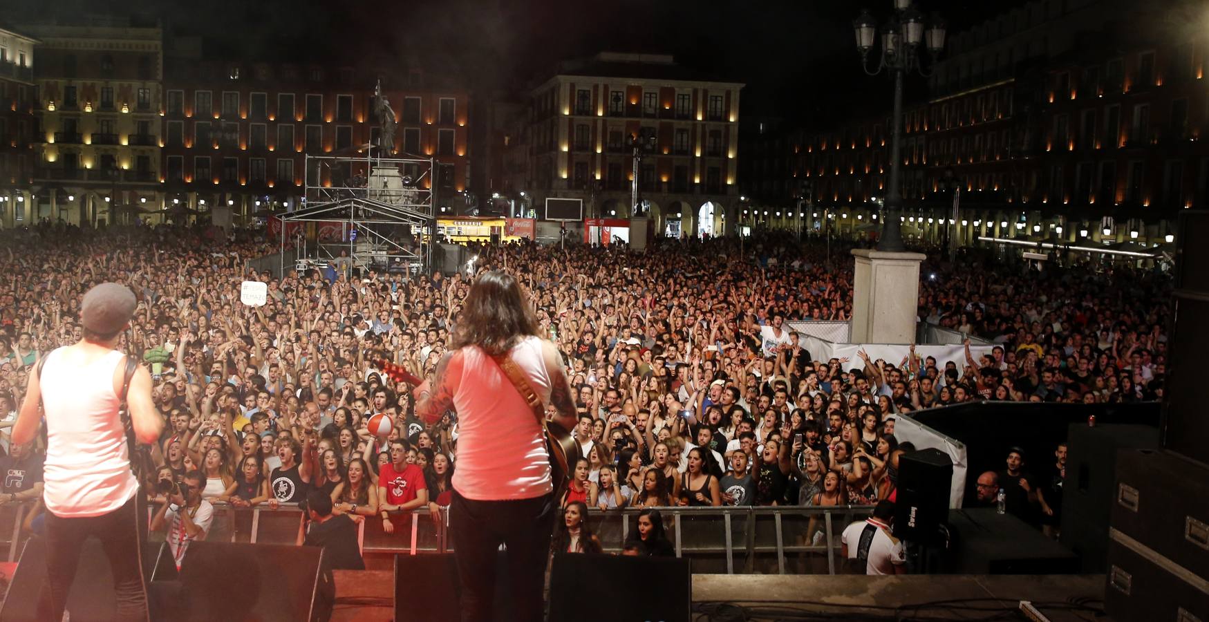 León Benavente y La Maravillosa Orquesta del Alcohol rebosan energía y calidad musical en la noche más joven de las fiestas