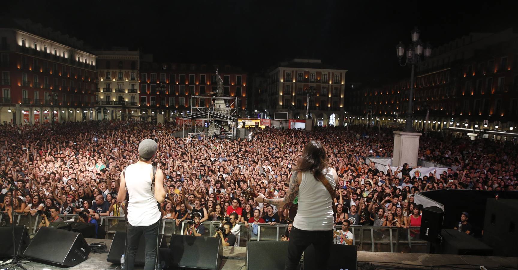 León Benavente y La Maravillosa Orquesta del Alcohol rebosan energía y calidad musical en la noche más joven de las fiestas
