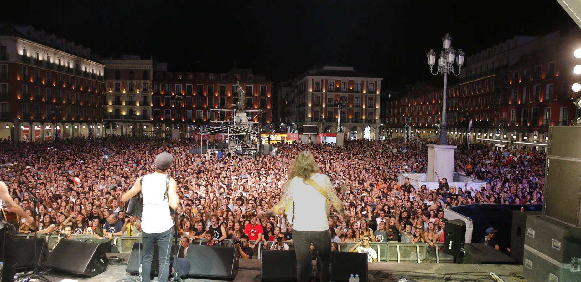 León Benavente y La Maravillosa Orquesta del Alcohol rebosan energía y calidad musical en la noche más joven de las fiestas