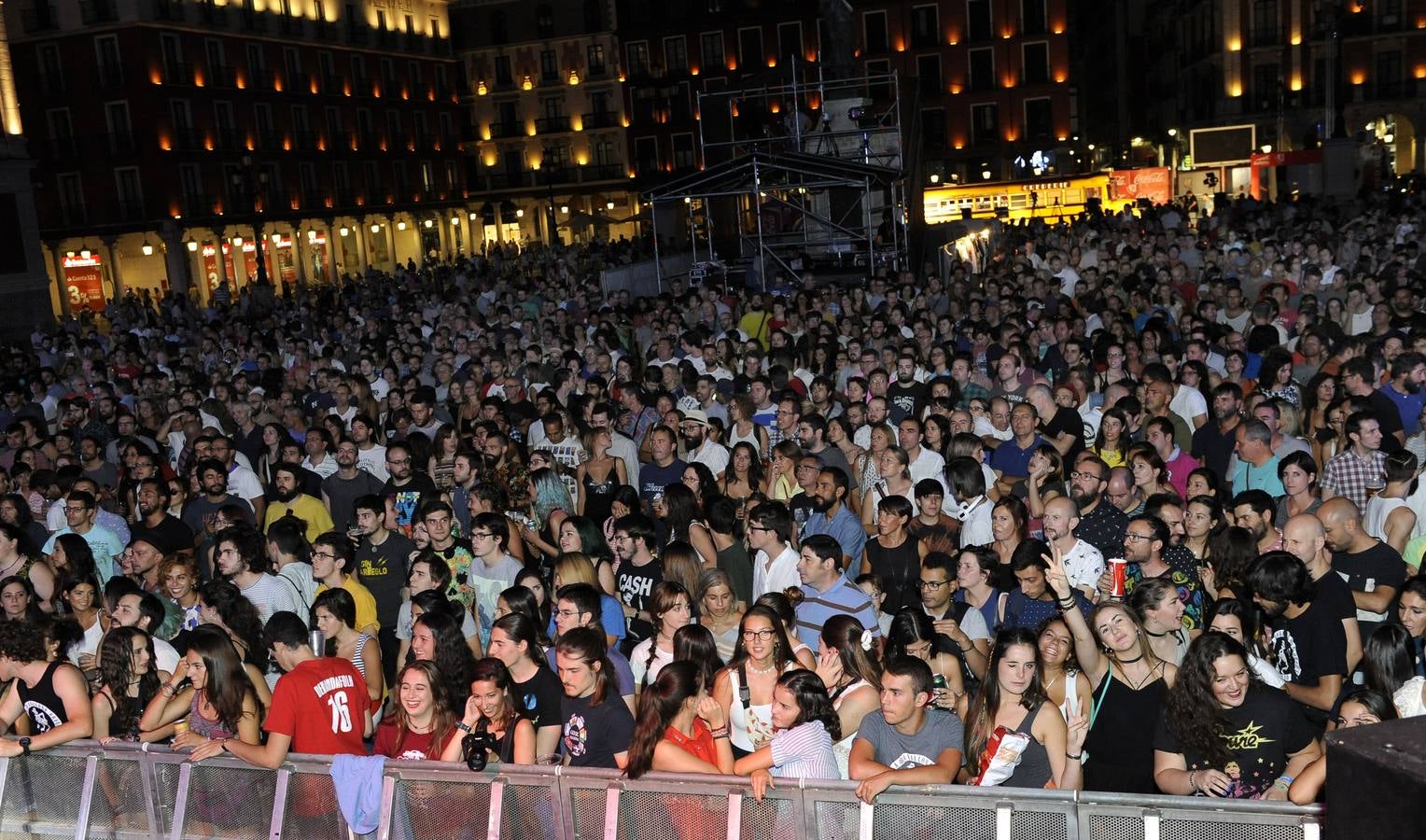 León Benavente y La Maravillosa Orquesta del Alcohol rebosan energía y calidad musical en la noche más joven de las fiestas