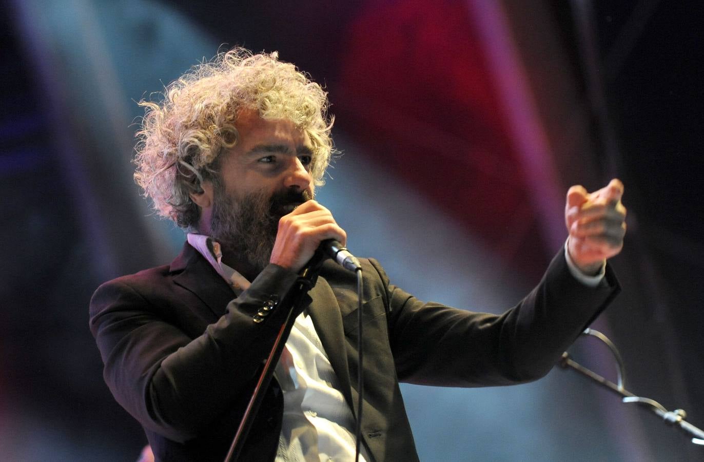 León Benavente y La Maravillosa Orquesta del Alcohol rebosan energía y calidad musical en la noche más joven de las fiestas
