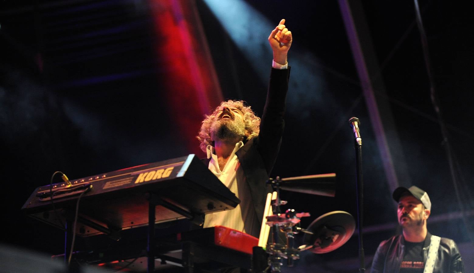 León Benavente y La Maravillosa Orquesta del Alcohol rebosan energía y calidad musical en la noche más joven de las fiestas