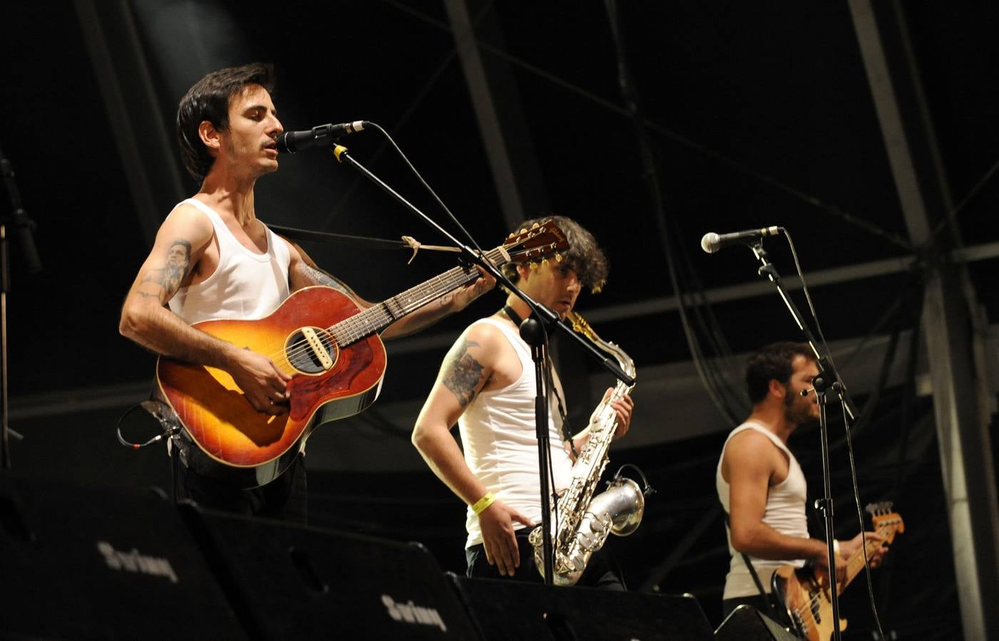 León Benavente y La Maravillosa Orquesta del Alcohol rebosan energía y calidad musical en la noche más joven de las fiestas
