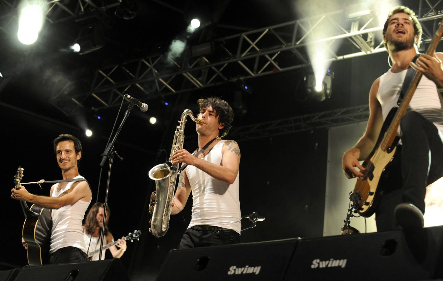 León Benavente y La Maravillosa Orquesta del Alcohol rebosan energía y calidad musical en la noche más joven de las fiestas