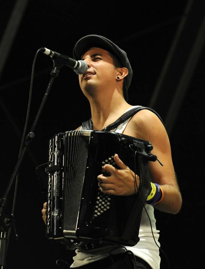 León Benavente y La Maravillosa Orquesta del Alcohol rebosan energía y calidad musical en la noche más joven de las fiestas