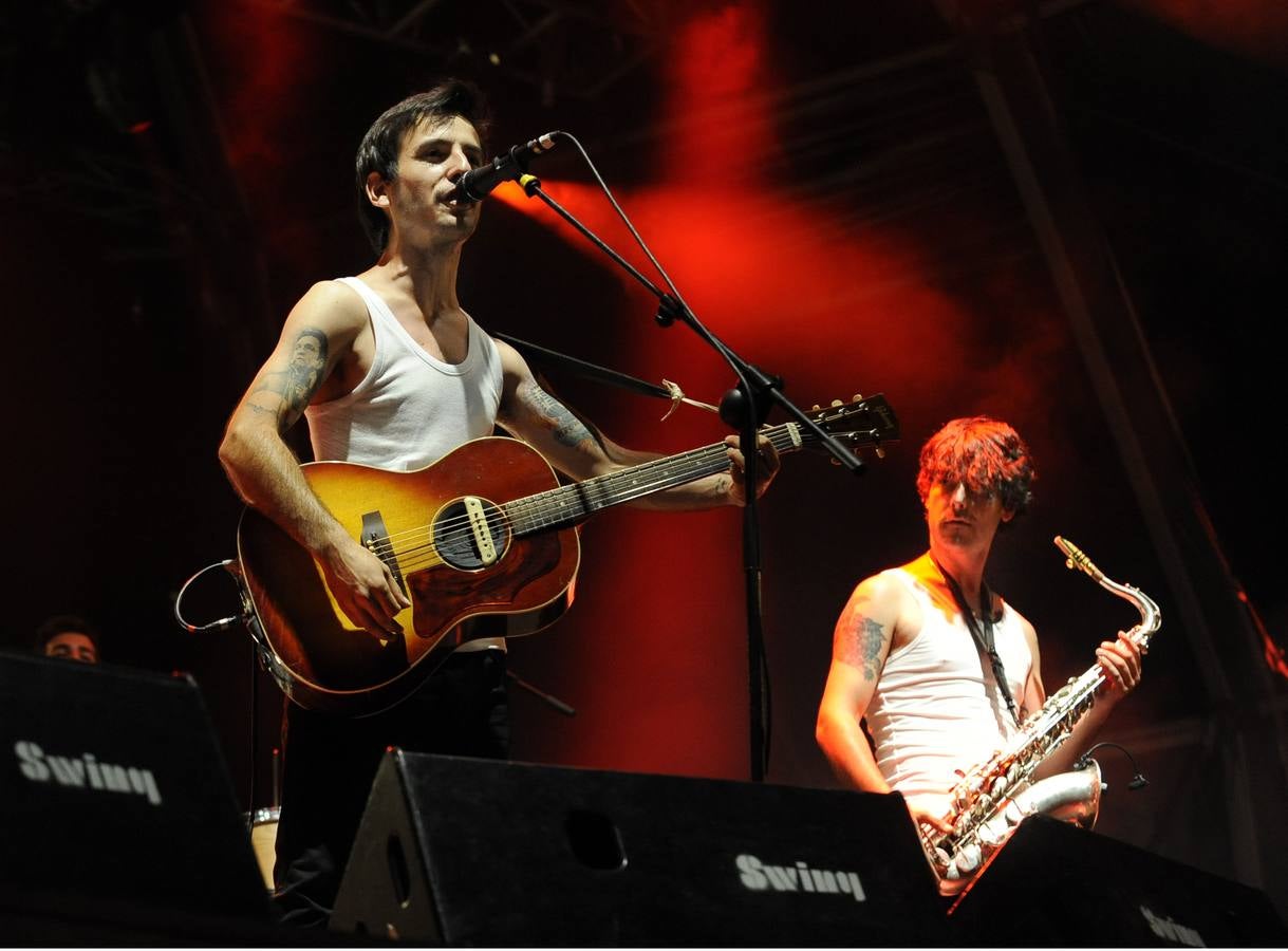 León Benavente y La Maravillosa Orquesta del Alcohol rebosan energía y calidad musical en la noche más joven de las fiestas
