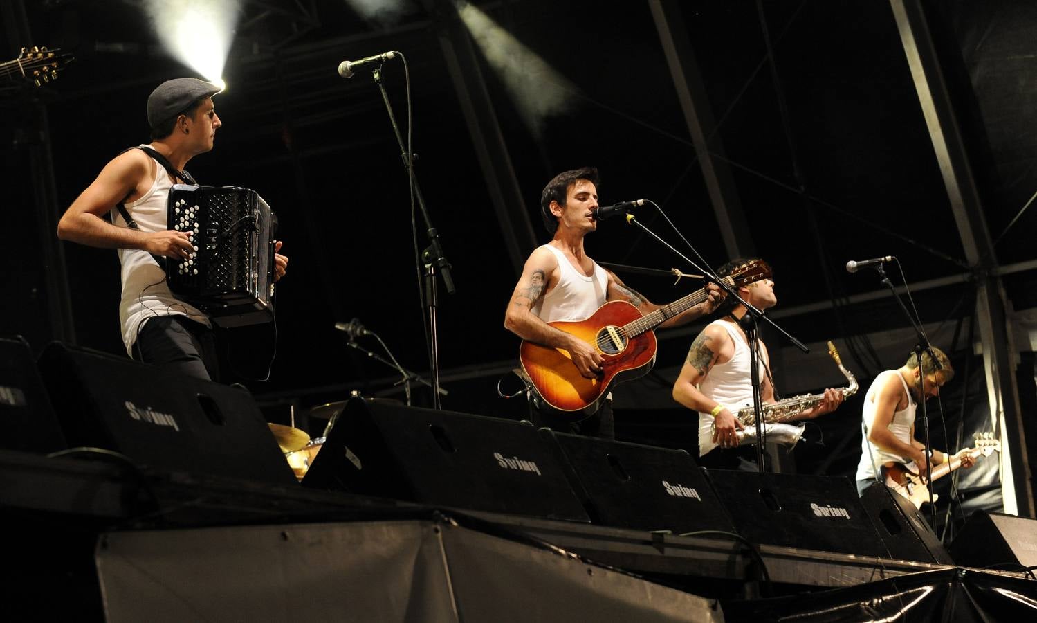 León Benavente y La Maravillosa Orquesta del Alcohol rebosan energía y calidad musical en la noche más joven de las fiestas