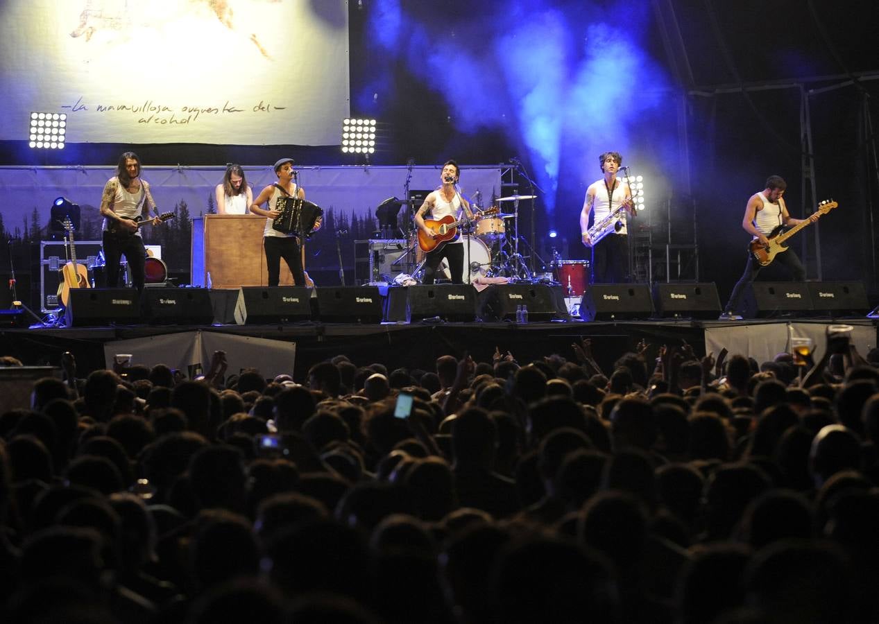 León Benavente y La Maravillosa Orquesta del Alcohol rebosan energía y calidad musical en la noche más joven de las fiestas