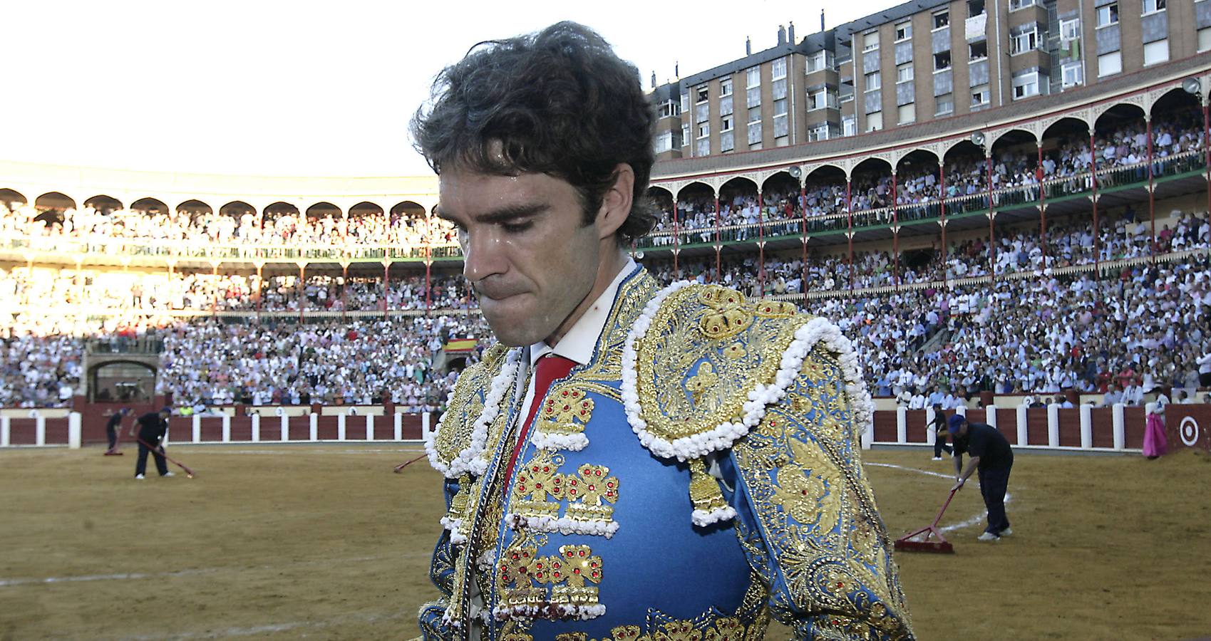 08.09.11 El gesto de José Tomás, tras la muerte de su segundo toro, resume el agridulce sabor de boca que dejó su actuación en el coso del Paseo de Zorrilla en la quinta corrida de la Feria de la Virgen de San Lorenzo.