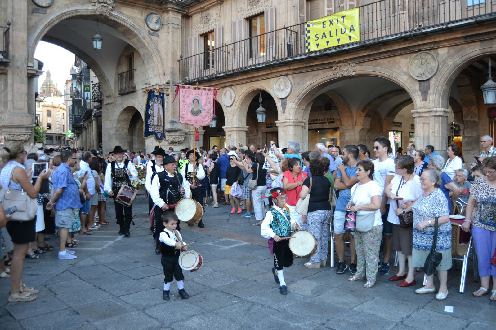 Ofrenda floral a la Virgen de la Vega de Salamanca