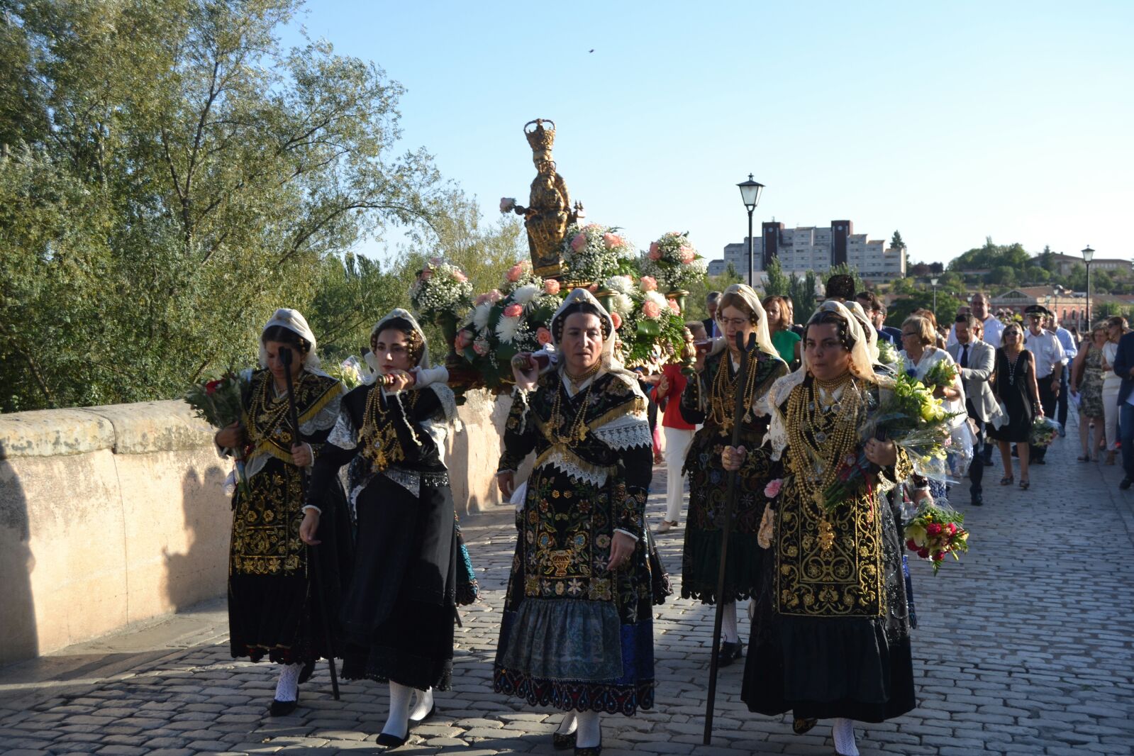 Ofrenda floral a la Virgen de la Vega de Salamanca