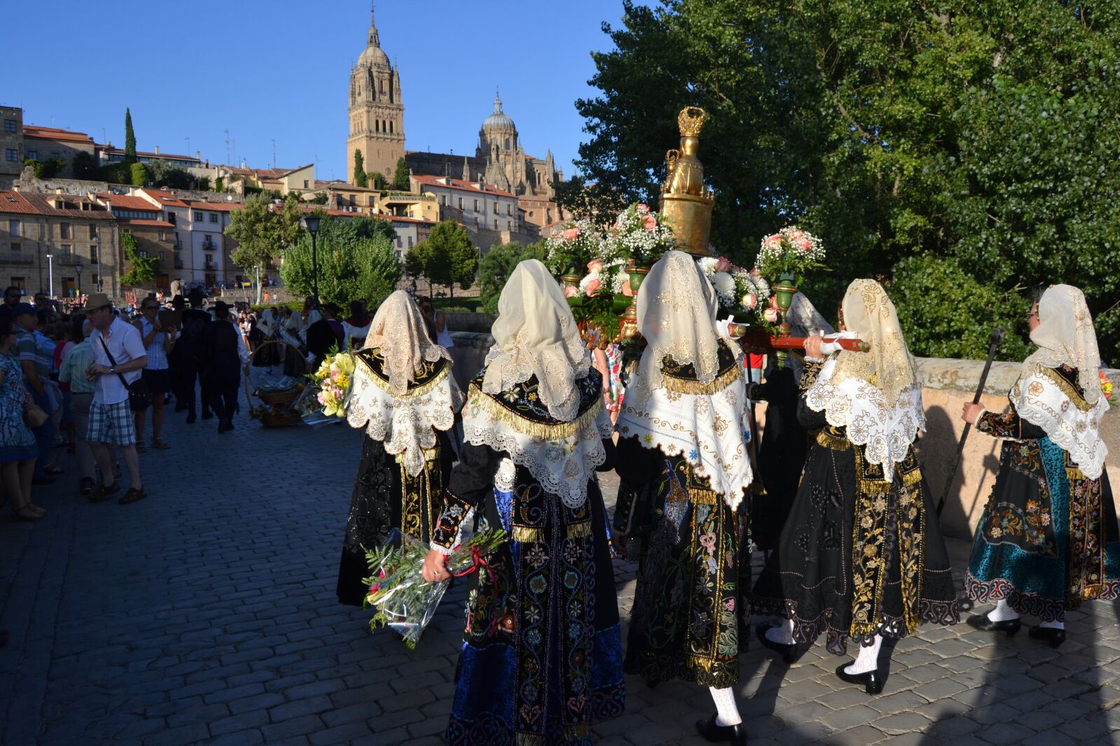 Ofrenda floral a la Virgen de la Vega de Salamanca