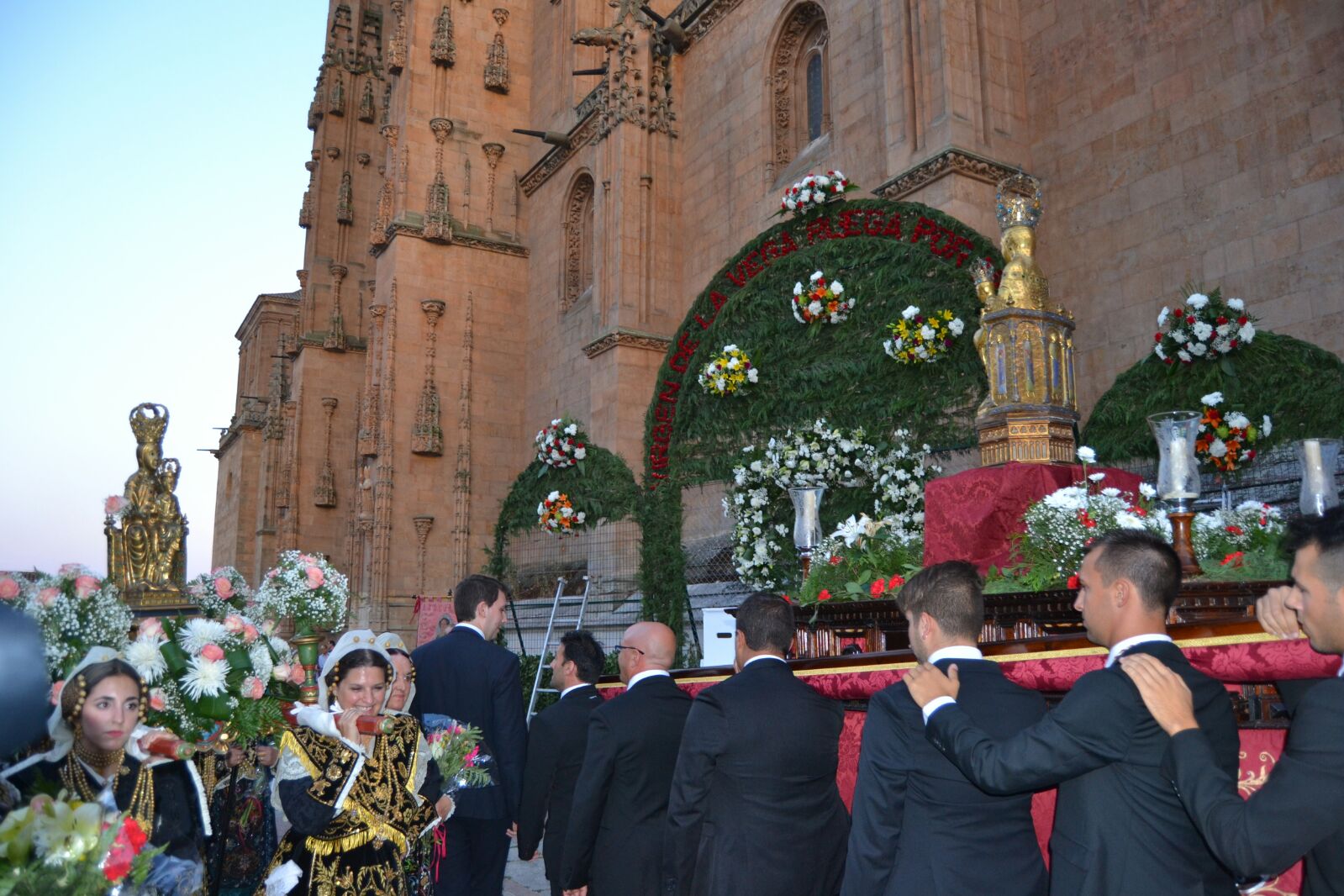 Ofrenda floral a la Virgen de la Vega de Salamanca