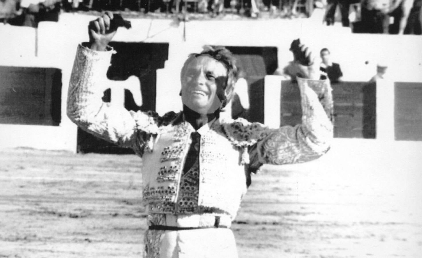 19.06.93 El diestro muestra dos de las seis orejas que cortó hoy en la corrida de su reaparición celebrada en la plaza de Santa Margarita en Linares, su pueblo natal.
