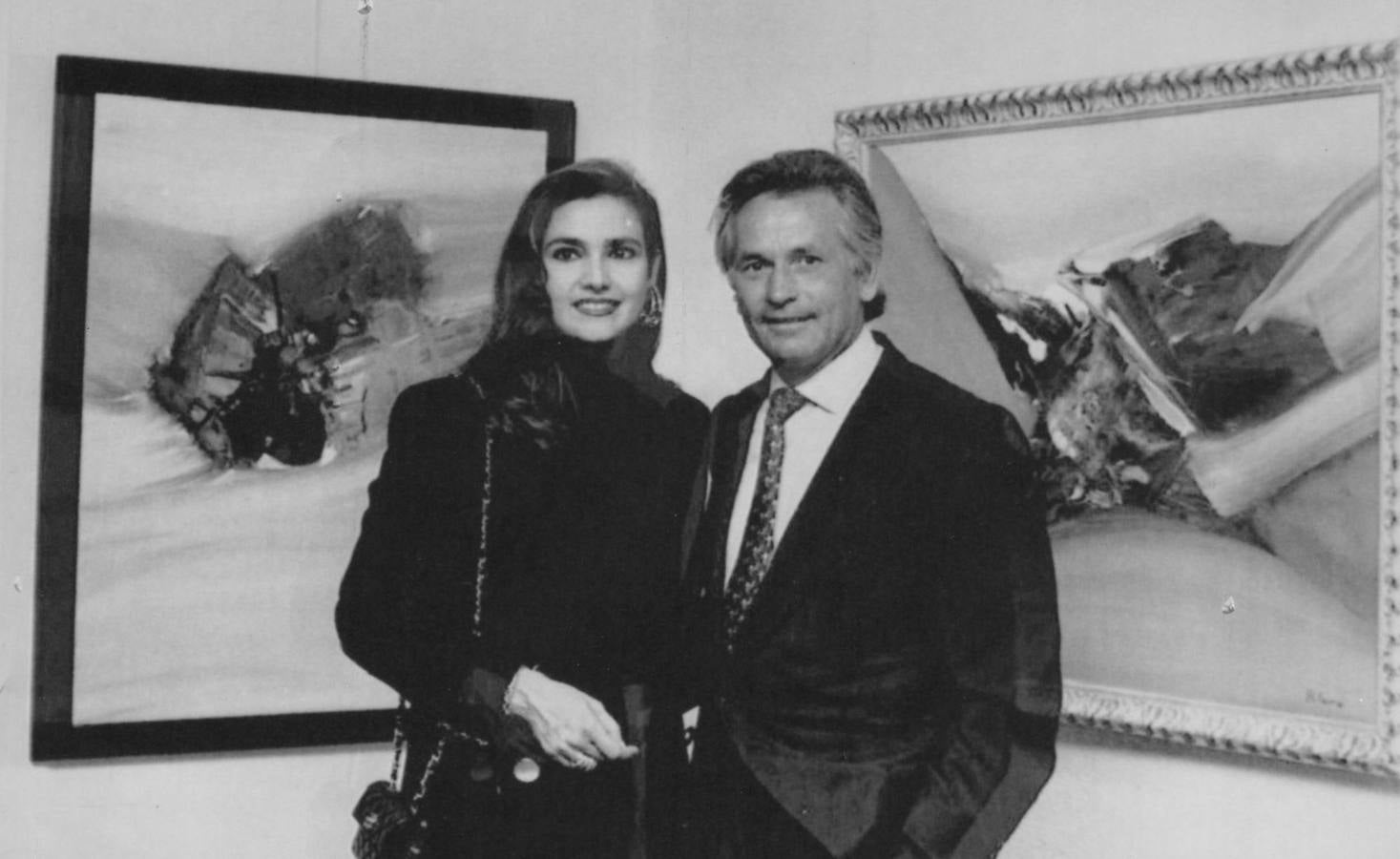 15.03.93 El torero acompañado de su esposa Marina Danko durante la inauguración de una nueva exposición de sus cuadros en Linares, su pueblo natal.